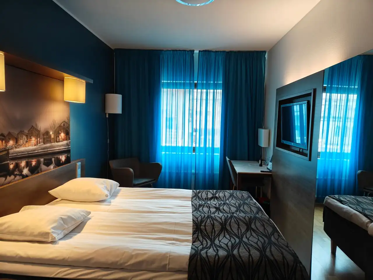 Hotellihuoneen elegantit yksityiskohdat